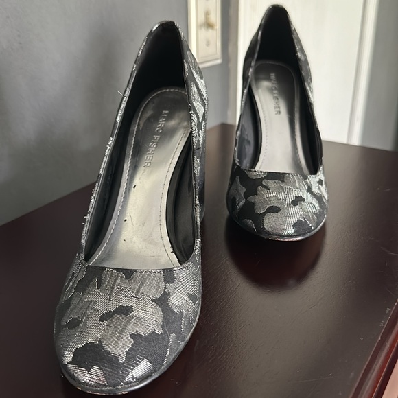 Gorgeous like new Marc Fisher black and silver pumps. Size 5.5 - Picture 2 of 7